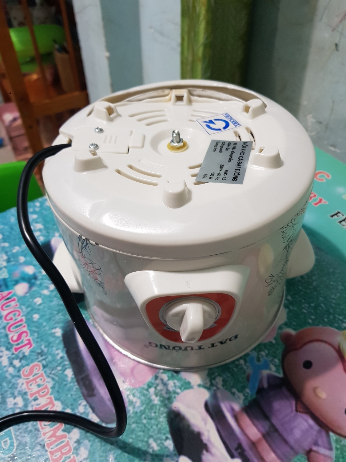 Tôi mới mua xong, đơn hàng 272728296. Mang về đổ nước vào nấu lần đầu tiên, vừa cắm điện vào chưa đầy 10 phút thì nghe mùi khét lẹt, rút điện ra kiểm tra thì thấy đáy nồi bị cháy và bục luôn đáy. Sợ quá. Mong tiki xem lại chất lượng cho tôi.