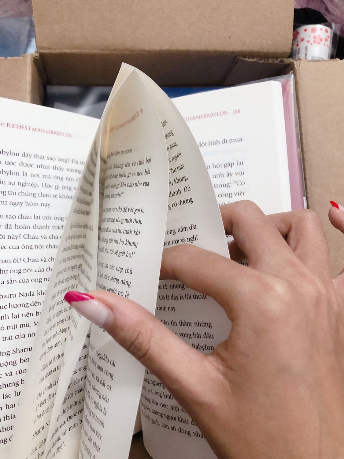 Mình là người khá kỹ tính. Có những cuốn sách nhận được bao bìa có hơi bẩn vẫn không sao, chủ yếu là nội dung sách. Nhưng những cuốn như thế này đến trang sách còn không được chỉn chu thì làm sao đọc được nội dung :) Lỗi giấy ntn thuộc về khâu kiểm định của nxb chứ không phải hư hỏng do vận chuyển tiki, tuy nhiên tiki nên kiểm tra sản phẩm trước khi giao. First News là đơn vị in ấn lớn vẫn để nv thật khó hiểu. Lấy dao rọc giấy thì sợ rách nham nhở. Vì cận ngày bay rồi nên mình đành chấp nhận đóng thùng gửi hành lý cho xong chứ không thể kịp đổi trả. Ngoài ra thì vận chuyển nhanh do mình đặt giao siêu tốc trong ngày, 2 tiếng là có rồi.