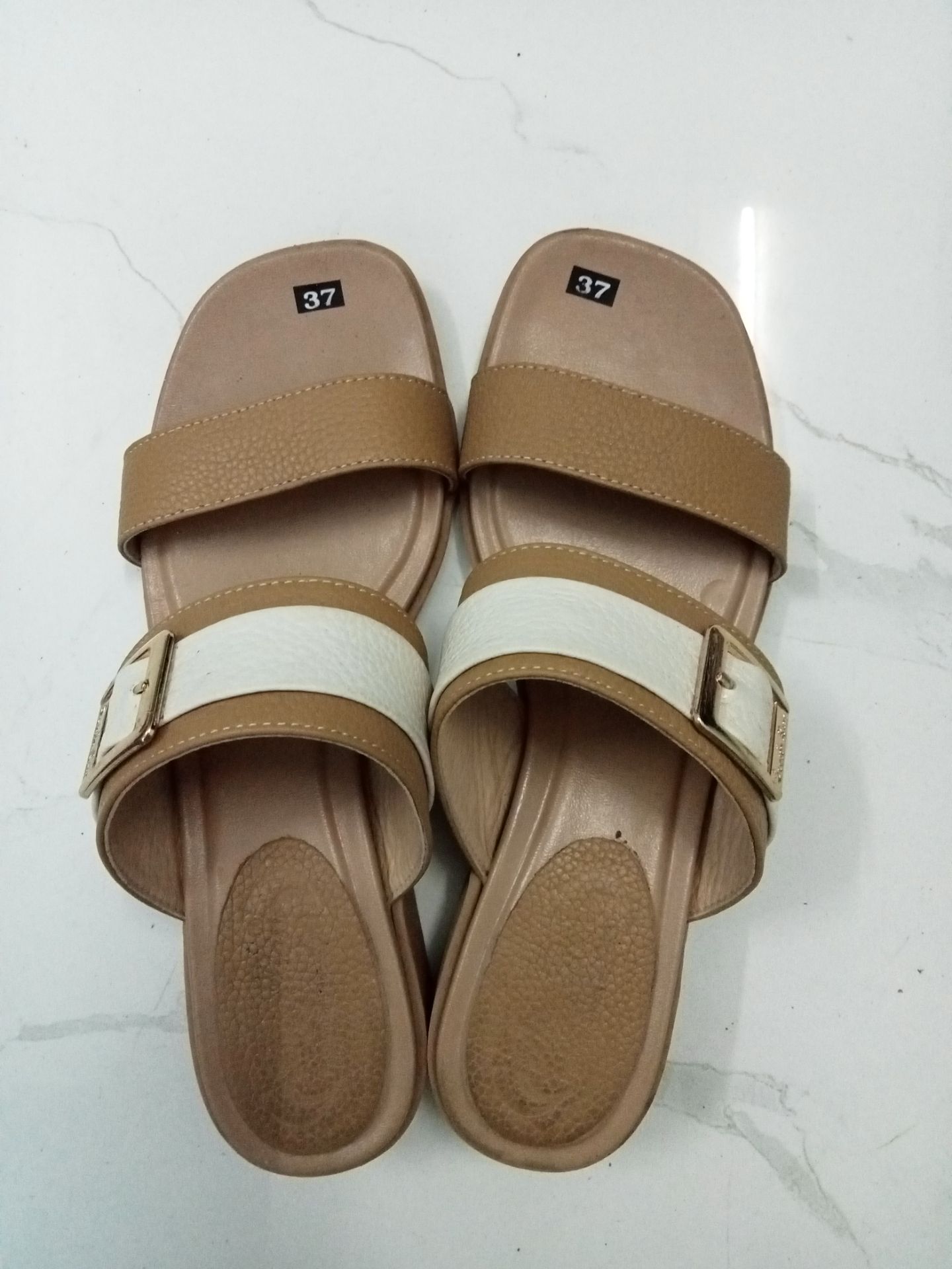 Shop giao hàng nhanh, đóng gói hàng cẩn thận. Hàng giày dép chính hãng rất đẹp, chất da mềm, màu sắc và kiểu dáng đi lên cũng trẻ trung và tôn chân
Rất hài lòng về shop.