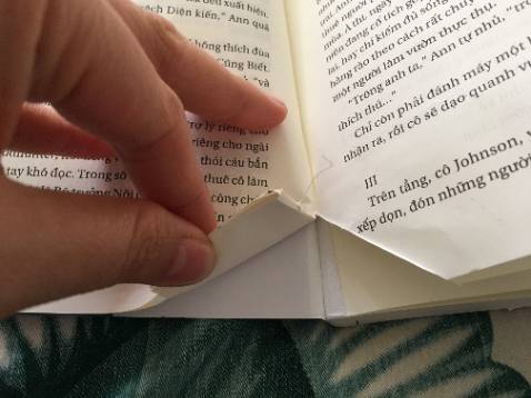 Mình mua sách nhiều nhưng đây là lần đầu nhận sách lỗi như vầy. 1 phần đầu sách bị dính kì dị như trên hình, còn rời cả gáy ra. Mình mua sách tặng nên mãi sau này mới biết, chứ biết sớm mà mình trả sản phẩm yêu cầu hoàn tiền rồi. Buồn ghê gớm.