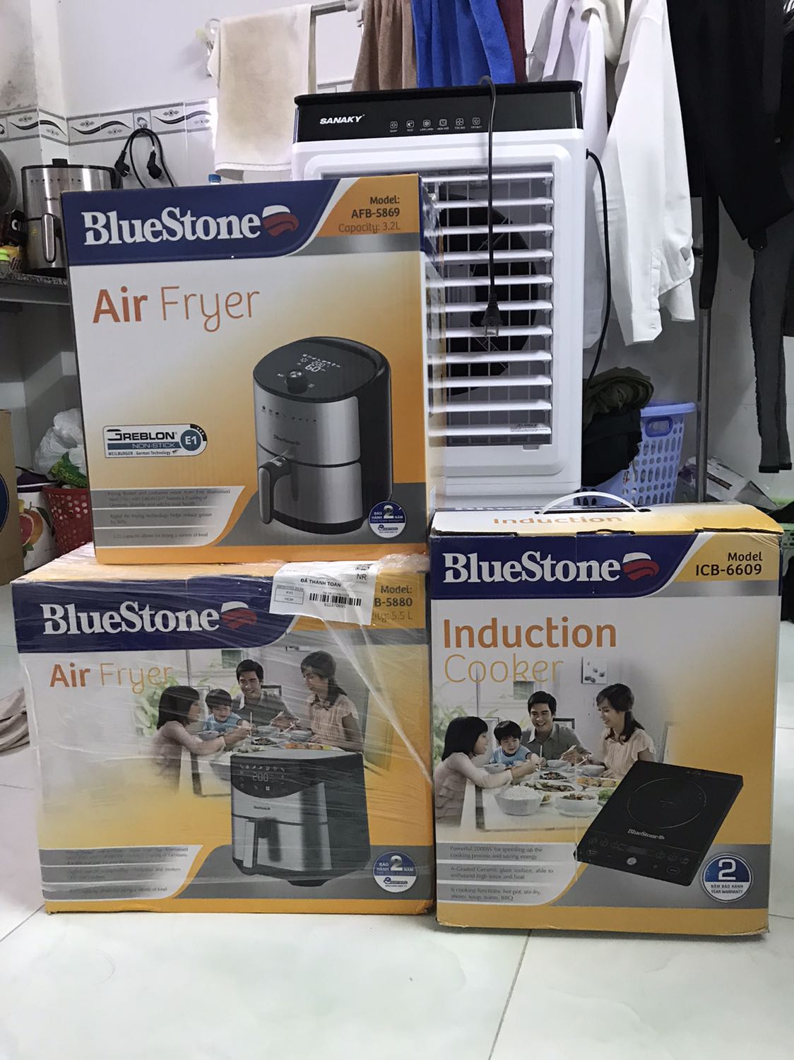 Nhìn hơi lỏng lẻo so với model 3.5L
Chổ phần tay cầm thì nhựa bị bạc màu hơi cũ, máy này vận hành không xịn bằng model 3.5L cái mình mua lúc trước. Mà chênh nhau tới 1 triệu cũng ko đáng mua lắm. Đã vậy ko thích nhân viên giao hàng hôm đó, giao những giờ khách đang bị động. Tổng đài tiki thì gọi complant ko được, trừ tiền rất dữ. Thua xa ***