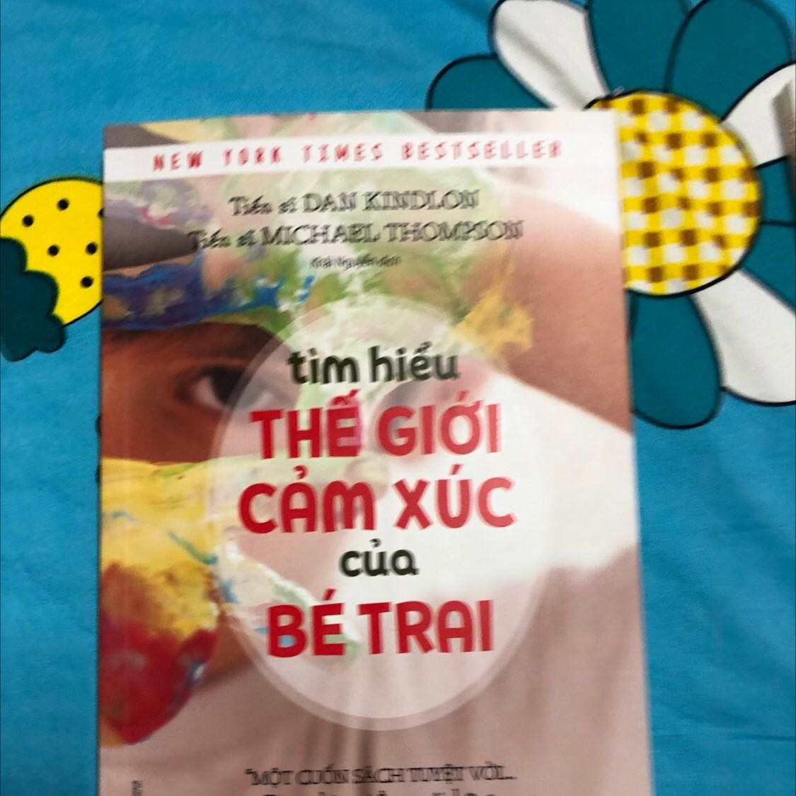 Sách in xịn lắm. Đáng đồng tiền bát gạo mua sách thật. Ko có một lỗi nào về mặt hình thức. Bìa mềm nên lật giở rất linh hoạt. Nên mua.