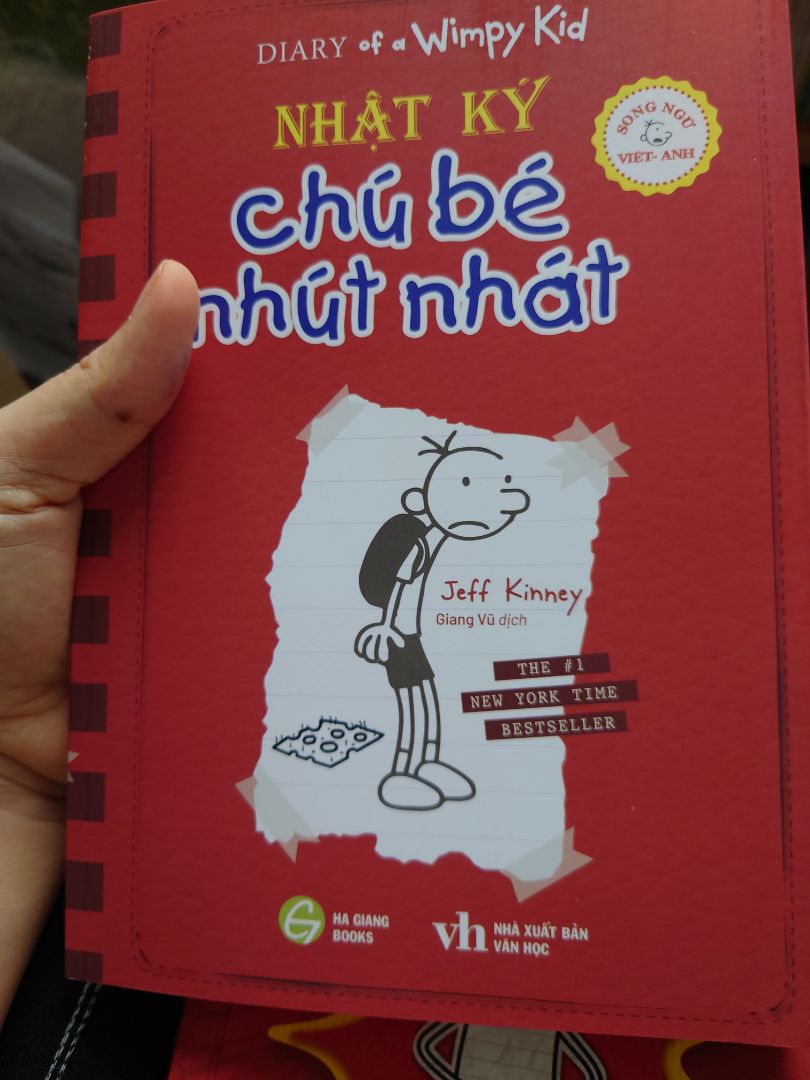 Sách đúng như mô tả, rất dễ thương nha, sách song ngữ nên rất dễ đọc. Phần tiếng Anh có thêm giải thích từ mới, hình ảnh và nội dung được thiết kế rất cân đối, bìa sách cầm chắc chắn, mình sẽ tiếp tục ủng hộ shop nha!