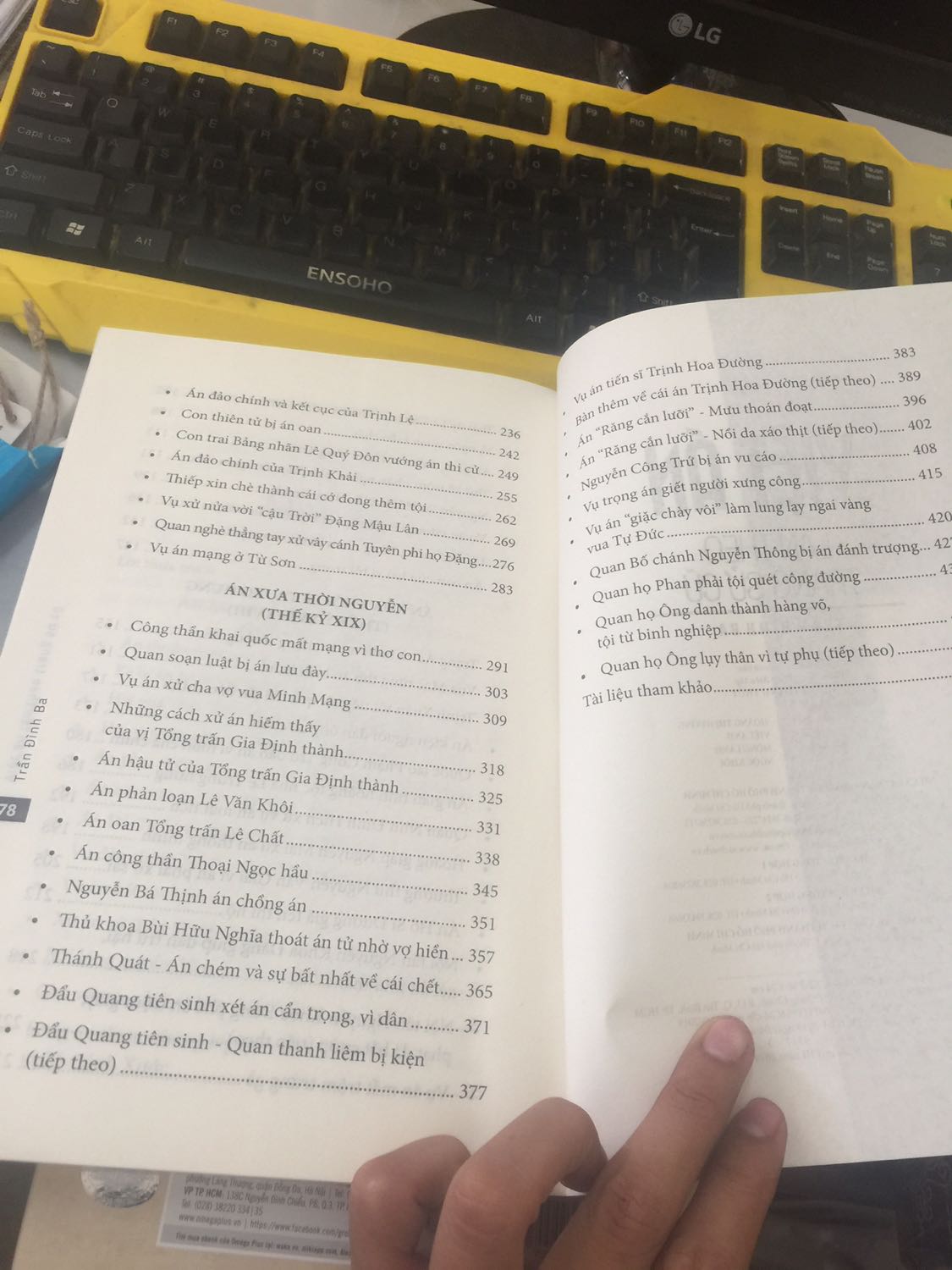 *Về Việc giao hàng, vận chuyển tốt, sớm hơn dự kiến
*Về hình thức cuốn sách, giấy mỏng, nhìn thấu sang trang, khá thất vọng
*Về nội dung, có khá nhiều vụ án, tuy nhiên về nghiên cứu sâu thì không có, chủ yếu nội dung là đc sưu tầm và kể lại, 

tuy nhiên ko vì thế mà mất đi cái đặc biệt của sách, đó là các vụ án thời phong kiến ít đc biết đến và ít sách viết, nên sách thích hợp cho việc đọc để biết và tích luỹ kiến thức. Ngoài ra có nhiều hình ảnh ví dụ, dẫn chứng.
Nói chung, thất vọng khoảng 30%, và 70% còn lại là chấp nhận được.
Cảm ơn Tác giả, cảm ơn Tiki