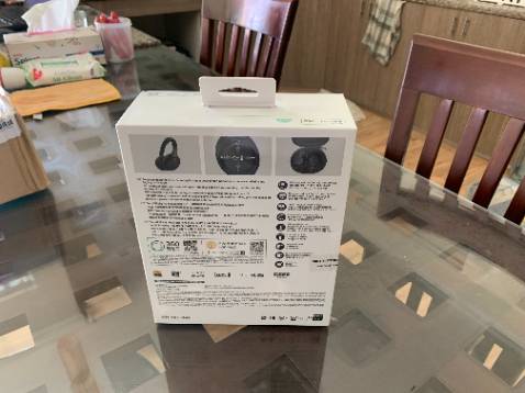 Nên dùng tai nghe với sản phẩm của Apple. Nghe nhạc trên máy tính dùng Windows khó đạt đến chất tinh tế. Chất lượng tai nghe tốt, cách âm rất hiệu quả. Cảm giác ban đầu về nền âm thanh chế độ chống ồn là rất dễ chịu. Tai nghe thông minh và rất thú vị khi khám phá từng tính năng. Ví dụ, đang nghe nhạc mà nói chuyện thì tai nghe tự động tắt để người đeo nghe được âm thanh bên ngoài. Chụp tai lớn, đủ bao trọn mà tai không bị đè ép. Pin trâu khỏi nói, nghe cả ngày luôn.
Trong hộp có kèm code nghe miễn phí Sony 360 Reality Audit trong 03 tháng nhưng không dùng được. Ở Việt Nam chỉ dùng code này đăng ký được trang Deezer nhưng vẫn đòi trả tiền. Điểm trừ
Giao hàng cực nhanh. Đặt mua buổi chiều, sáng sau đã giao. Bao gói phù hợp, an toàn. Tiki nhắn tin code nhận hàng trước để báo cho shipper lúc nhận hàng. Cách này giảm thiểu rủi ro giao nhầm người.