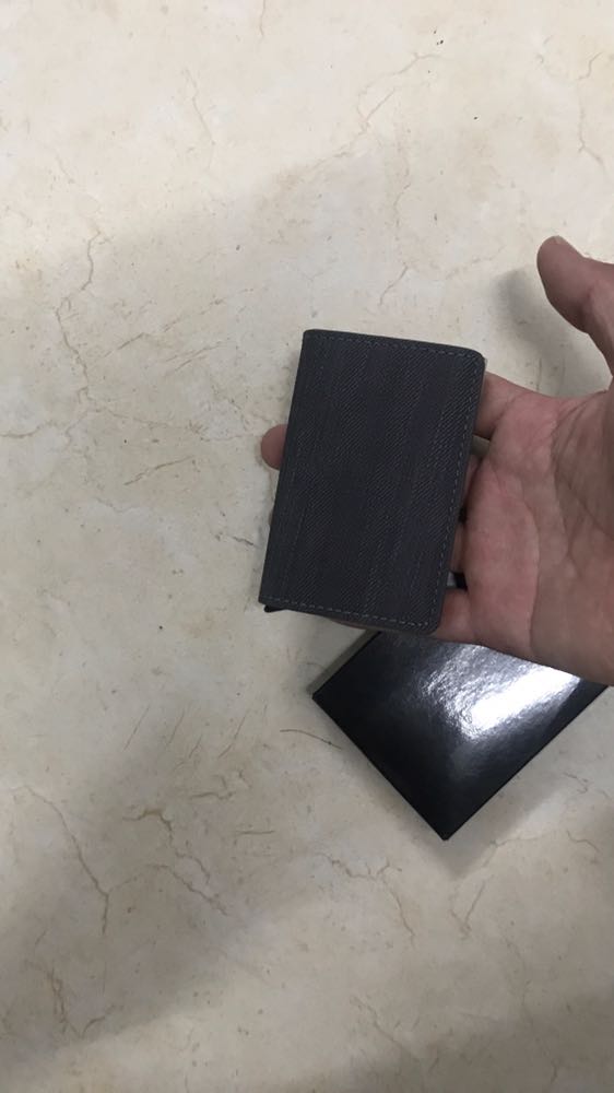 Sản phẩm cực ký hữu dụng. Mình mua về dùng thấy rất tốt. Hộp ví rộng để thoải mái thẻ luôn. Chắc được cả chục cái. Nhét thẻ vào có lẫy giữ rất chắc chắn luôn không sợ bị rớt. Lấy ra cũng đơn giản chỉ cần bật lẫy lấy ra là được rồi. Vỏ da cũng có ngăn để nhét tiền mặt và giấy tờ nữa. Sản phẩm tốt. Đáng mua.