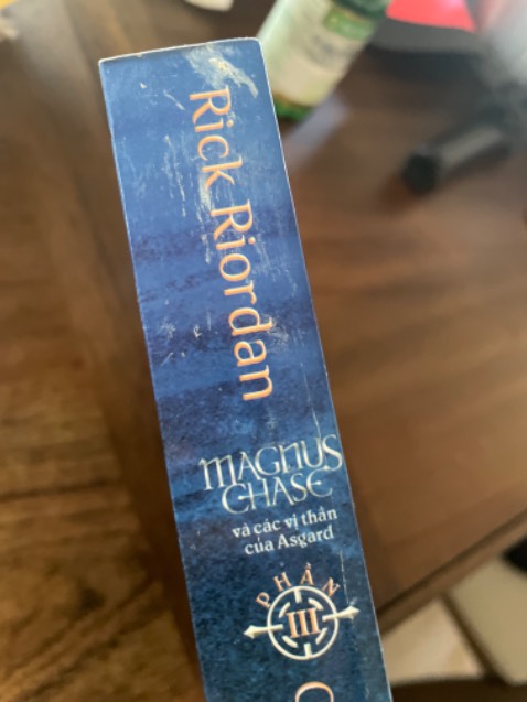 mình ở nước ngoài mua sách nhờ bạn nhận hộ rồi mang sang. Bây giờ mở ra thất vọng cực kỳ :) Sách vừa bẩn vừa cũ, nguyên phần bìa xước không còn gì để nói. Đến tên sách ở phần gáy cũng in lệch hẳn sang 1 bên. Chọn mua ở nhà sách uy tín cho chắc ăn xong mà thế này :)