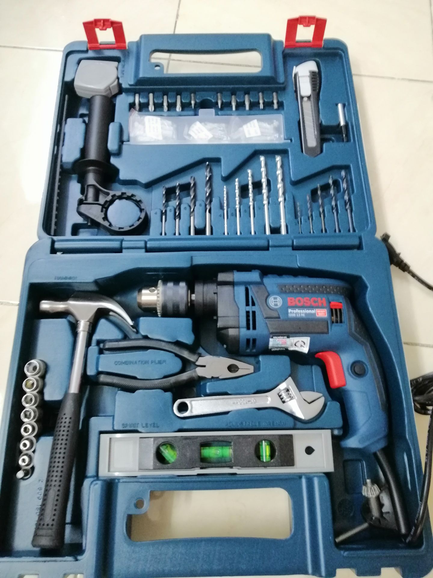 Đặt hàng dễ dàng, nhanh
Giao hàng nhanh, vui vẻ, sử dụng thẻ citi nên Ko tốn phí giao nhanh
Máy khoan chính hãng, sử dụng lần đầu tốt, êm, dễ sử dụng, ít ồn
Phụ kiện đi kèm nhiều, một số phụ kiện chưa tốt như dao cắt, thước dây kẽm
Nhìn chung đáp ứng được đa số nhu cầu cơ bản của gia đình.