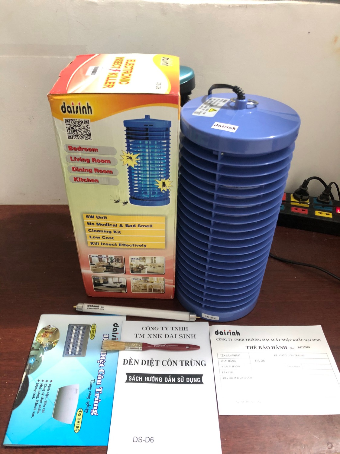 trước dùng đèn này hơn 2 năm nay mới mua lại thay cái mới, nói chung rất hài lòng với đèn nay để trong phòng ngủ vừa thu hút muỗi vừa làm đèn ngủ, vài ngày mở ra thấy xác muỗi chết khá nhiều. giao hàng đầy đủ phụ kiện và phiếu bh