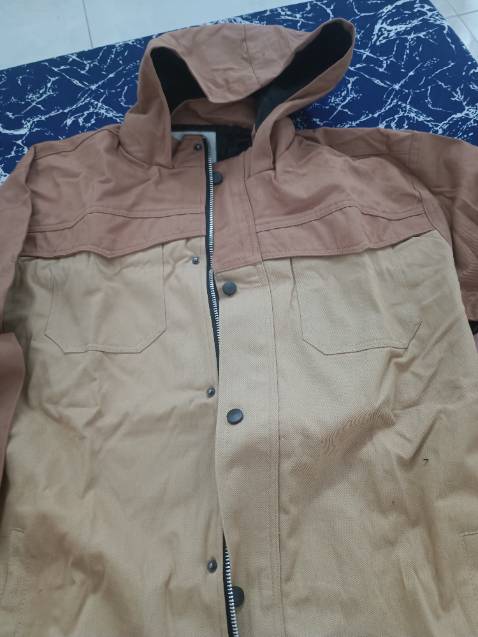 Giao sai màu, trên ảnh phần trên màu hơi pha rêu, giao màu nâu đậm