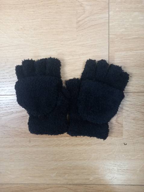 Bao tay dày, rất ấm, có thiết kế dạng xỏ ngón và dạng bao hết bàn tay. Dù vậy thì lông trên bao tay dễ rụng nha.