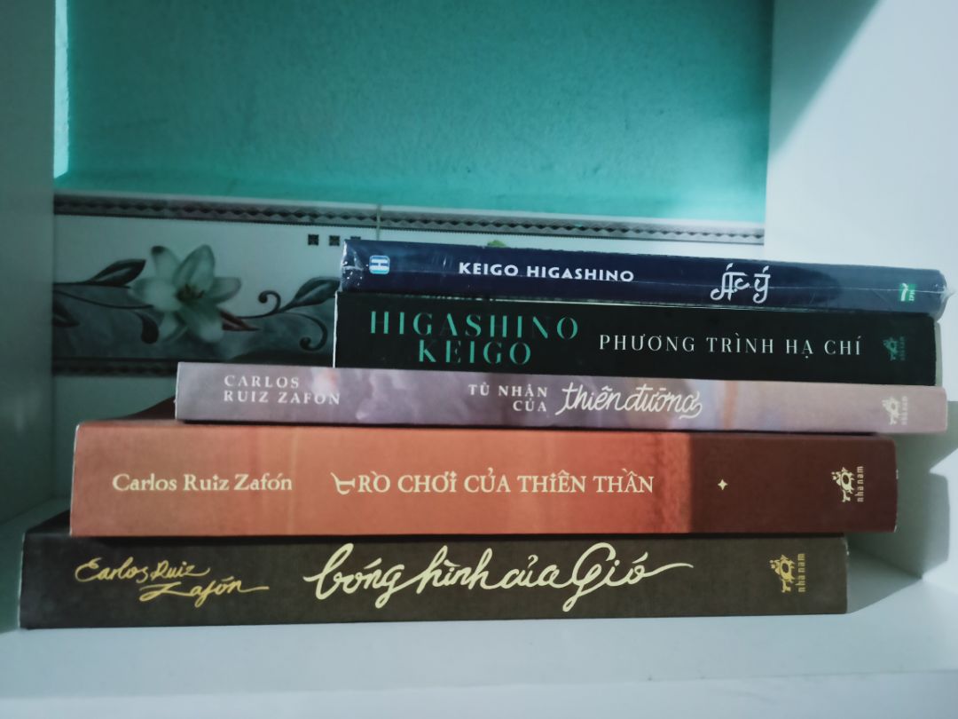 Trong Trò chơi của thiên thần, Zafon đưa chúng ta trở lại Barcelona trong cuốn tiểu thuyết trước đó của anh ấy, Shadow of the Wind . David Martin thời trẻ là một cậu bé sao chép tại The Voice of Industry , nhưng cây bút ngôi sao của tờ báo, Pedro Vidal, đã đề bạt David lên làm biên tập viên. Có cơ hội viết lách, David nở mày nở mặt. Vidal sau đó đã đẩy anh ta ra khỏi tờ báo để anh ta có thể làm việc cho một cặp nhà xuất bản vô lương tâm với những đồng xu đáng sợ. David cũng rất thành công trong lĩnh vực đó, nhưng anh thích viết nhiều hơn nữa. Anh ta được một người đàn ông bí ẩn tiếp cận và đưa ra cơ hội để thoát khỏi hoàn cảnh của mình bằng cách viết một cuốn sách bất thường. Liệu thành công và sự thoải mái có khiến David phải trả giá? Không, thực sự là linh hồn của anh ấy. Anh bị thúc đẩy bởi sự thương tiếc cho một tình yêu đã mất, và bị lôi kéo vào một ngôi nhà có lịch sử đen tối.