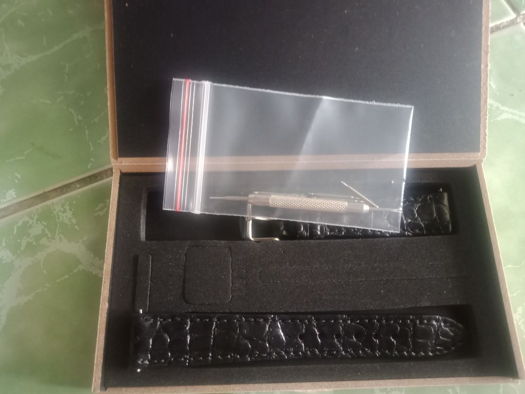 M mua lần 1 màu nâu, dây mềm, đẹp. chỉ 60k.
lần này m mua màu đen đắt gấp đất. nhưng chất lượng có khác hay k thì m sẽ revieu sau. 
đựng hộp gỗ sang trọng, kèm bộ vít tháo mở, khỏi cần ra tiệm. M mua lần 1 màu nâu, dây mềm, đẹp. chỉ 60k.
lần này m mua màu đen đắt gấp đất. nhưng chất lượng có khác hay k thì m sẽ revieu sau. 
đựng hộp gỗ sang trọng, kèm bộ vít tháo mở, khỏi cần ra tiệm.