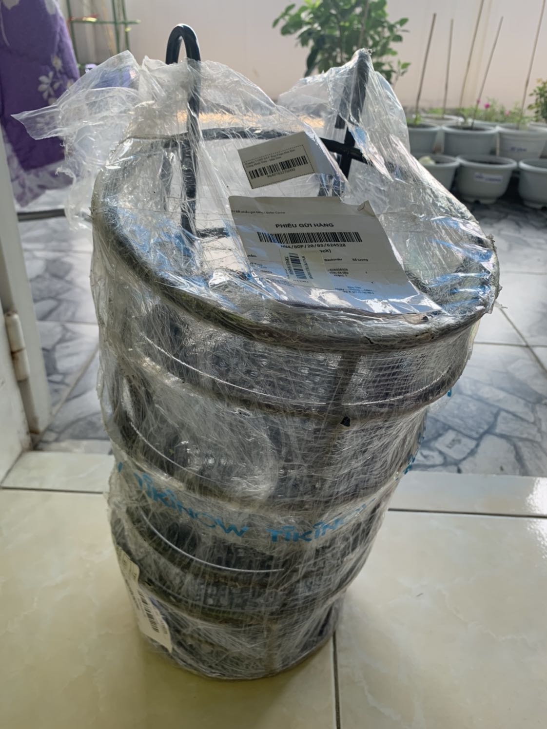 Chất lượng sơn kém, luc tháo vỏ bao ra sơn rớt đầy nhà dính đầy tay. Lớp sơn bong tróc và các mối hàn k đều. Nói trung là k tốt nhưng treo chậu hoa lên thì vẫn đc. Độ bền thì chưa biết ?