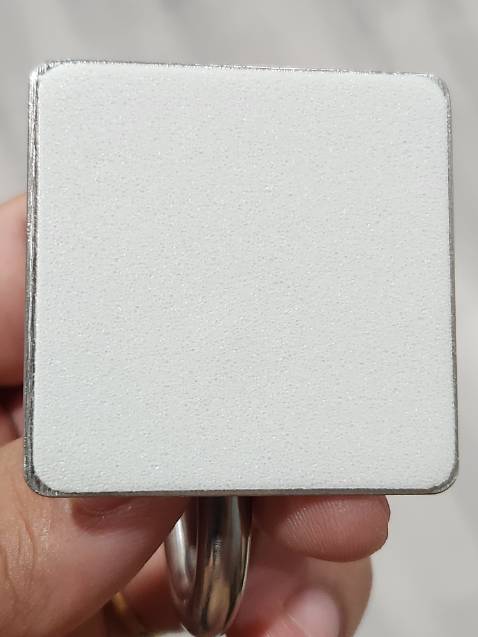 Keo có vẻ đã cũ. Hàng tồn kho lâu nên ko bám dính bề mặt chắc.ban đầu dán 2c để 3 4 tiếng sau thì treo thử lại rớt. Đọc lại hướng dẫn để 24h vẫn vậy