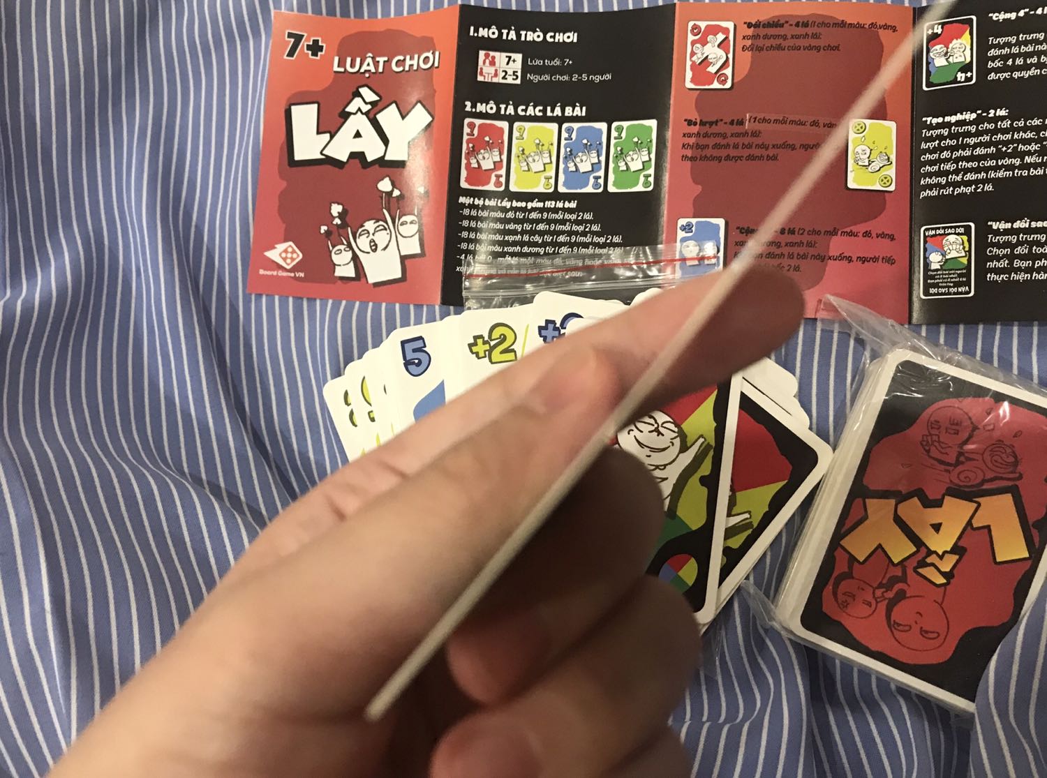 Mỗi hộp 2 bịch bài và 1 tờ luật chơi.
Hài lòng bởi mức giá 65k thì chất giấy sẽ không bằng loại trăm mấy trở lên. Nhưng:
+ Luật chơi khá dễ hiểu.
+ Hình ảnh nhí nhố vui 
+ Giấy tuy không bóng loáng nhưng tương đối dầy (nhưng chính vì dầy nên cân nhắc nếu ép nhựa sẽ phải cắt chừa biên rộng thì cầm sẽ hơi khó xíu nhé)
+ Màu sắc sẽ nhạt hơn hình chụp.
+ Mặt chơi thì bóng hơn mặt lưng.
Nên mua chơi, người lớn cũng thấy vui như con nít. Cô Hai mình 50t hơn rồi vẫn vui lắm khi chơi cùng ^^