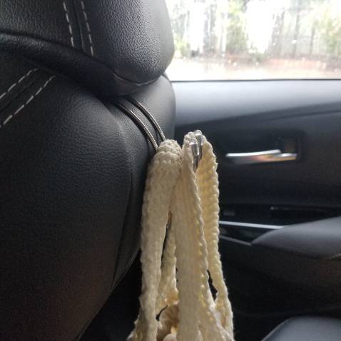 Dùng rất tiện. Treo đồ chắc chắn. Tất nhiên ko nên treo nặng quá, móc bị kéo quá sẽ ảnh hưởng da ghế. 
Ai nhiều đồ rất nên mua. Ưng lắm luôn. 
Nếu có thêm design thì vui. Mình thấy amazon mỹ có mấy mẫu xinh lắm mà ở vn chỉ thấy loại trơn này.