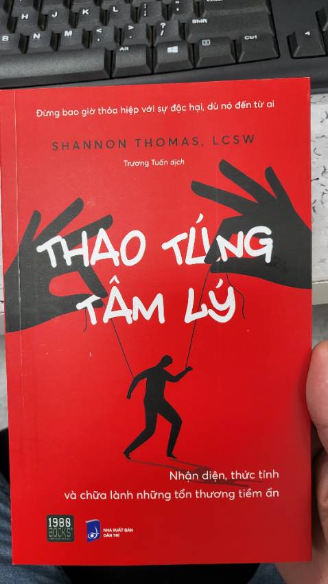 Rõ ràng tiêu đề sách có mục đích kích thích trí tò mò ở độc giả. Tiêu đề gốc của nó là 'Healing from hidden abuse'. Trong nội dung sách cũng dùng cụm từ 'lạm dụng tâm lý' nhiều hơn chữ 'thao túng tâm lý'. Sách có truyền tải nội dung hữu ích nhưng cách trình bày thiếu mô phạm khiến bạn cảm giác đang bị tác giả tẩy não, nhồi sọ. Ngoài ra, bạn cũng sẽ gặp khó khăn nếu muốn xác định 'người độc hại' như trong quyển sách đề cập. Bạn dễ vơ đũa cả nắm là ngoài kia, nhiều người độc hại trực chờ hại bạn lắm. Một phần ba cuối sách khá thừa thãi vì tác giả chỉ cần gợi ý người đọc lên website rồi thực hành theo là đủ. Nhất là, nó hầu như chỉ là tóm tắt của hai phần trước. Mình không gợi ý mua sách này nếu bạn ghét văn phong rối rắm và dễ bị tác động tiêu cực.