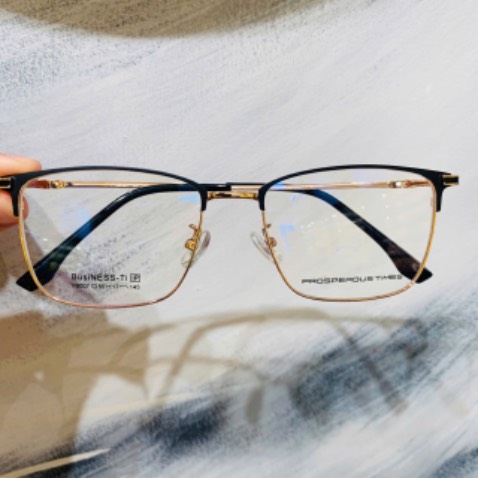 Gọng rất đẹp, nhẹ. Shop rất nhiệt tình tư vấn và hỗ trợ.