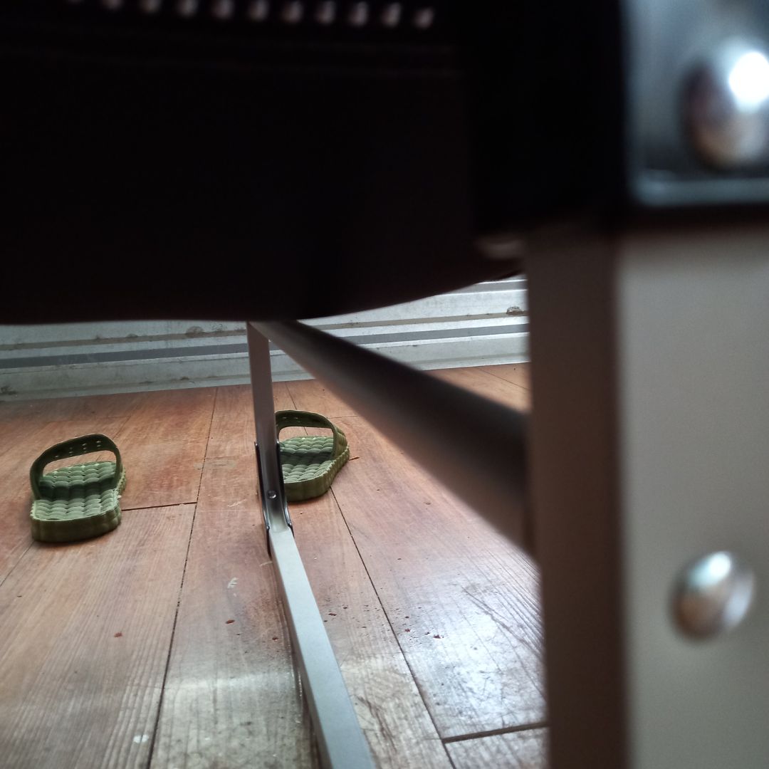 giao hàng nhanh, thiết kế đẹp, nhìn sang. có 1 điều chưa hài lòng là ngồi đụng thành sắt giữa, dù tôi chỉ nặng có 64kg.