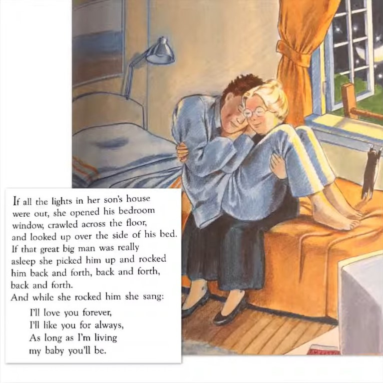 Sách đẹp, Tiki phục vụ miễn chê (tuy báo cần 5 ngày ship mà 2 ngày đã tới rồi), chỉ là nội dung quyển này không ổn một chút nào thui.

Dường như đây là một *** bị ám ảnh với con: dù cậu trai mới sinh, hai tuổi, chín tuổi hay đã lên đại học, bà đều tự ý vào phòng cậu và ôm ấp khi cậu ngủ say không biết gì (truyện ghi rõ bà chờ tới lúc đó), với lời ru khiến mình rợn người: "Con là của riêng mẹ thôi." Thậm chí cả khi cậu đã dọn ra riêng, mua một căn nhà riêng ở đầu phố, bà vẫn lóc cóc đạp xe đến, tự tiện lẻn vào phòng con và vẫn lời ru cũ: "Thương con chẳng thể xa rời/ Con là của riêng mẹ thôi." (Nguyên tác là "As long as I'm living, my baby you'll be", không hề có ý "của riêng mẹ thôi", dù sao thì vẫn là một *** rất có-vấn-đề.)

Không chấp nhận sự thật con mình đã lớn, tự ý đi vào chỗ riêng tư của con, thậm chí cố tình đứng chờ để đụng chạm vào người con khi nó đang ngủ. (Nếu người con này có lúc lơ mơ nhận ra có người đang sờ vào người mình mà không hề đẩy ra thì thật là... Chắc gì đã là mẹ hay ai đó khác nhỉ?) Không hiểu danh tiếng "đã bán được 15 triệu bản trên toàn thế giới" là như thế nào, nhưng nếu thật sự trên đời có nhiều bố mẹ yêu thích cuốn sách này đến vậy thì cũng không lạ nếu dọn ra riêng (và giấu tiệt địa chỉ nhà riêng với bố mẹ và họ hàng) là vấn đề sống còn với rất nhiều đứa con.