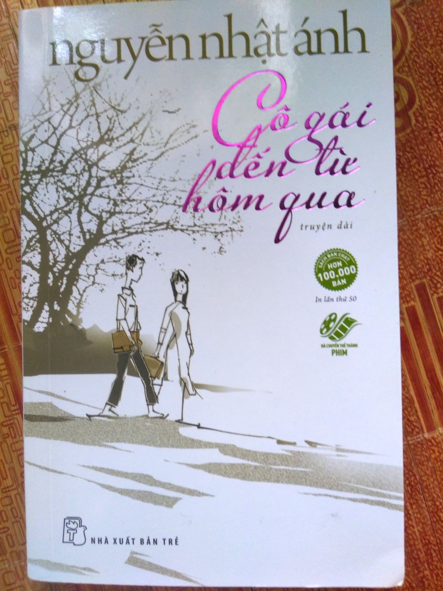 Giao hàng nhanh, sách bìa đẹp, chất liệu giấy cũng tốt tuy nhiên có nhược điểm là sách mình mua về bị cong giống như dính nước vậy. Mình không nghiêm trọng quá vấn đề này nhưng nếu có người mua về làm quà tặng thì tình cảnh lại khác đấy ạ. Mong Tiki lần sau sẽ không bị lặp lại nữa.