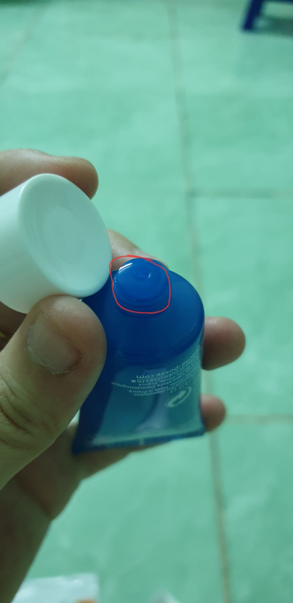 Chiều nay mình mới nhận hàng.
Kem dưỡng thì được bỏ vào hộp và bọc thêm 1 lớp nylon ở bên ngoài. Còn sửa rửa mặt thì bỏ vào hộp k được dán tem kỹ càng (như kiểu đã qua sử dụng). Mở ra thì thấy sản phẩm chỉ còn có 1 nửa tuýp, miệng tuýp cũng k còn dán miếng nhôm để chắc chắn hàng mới
