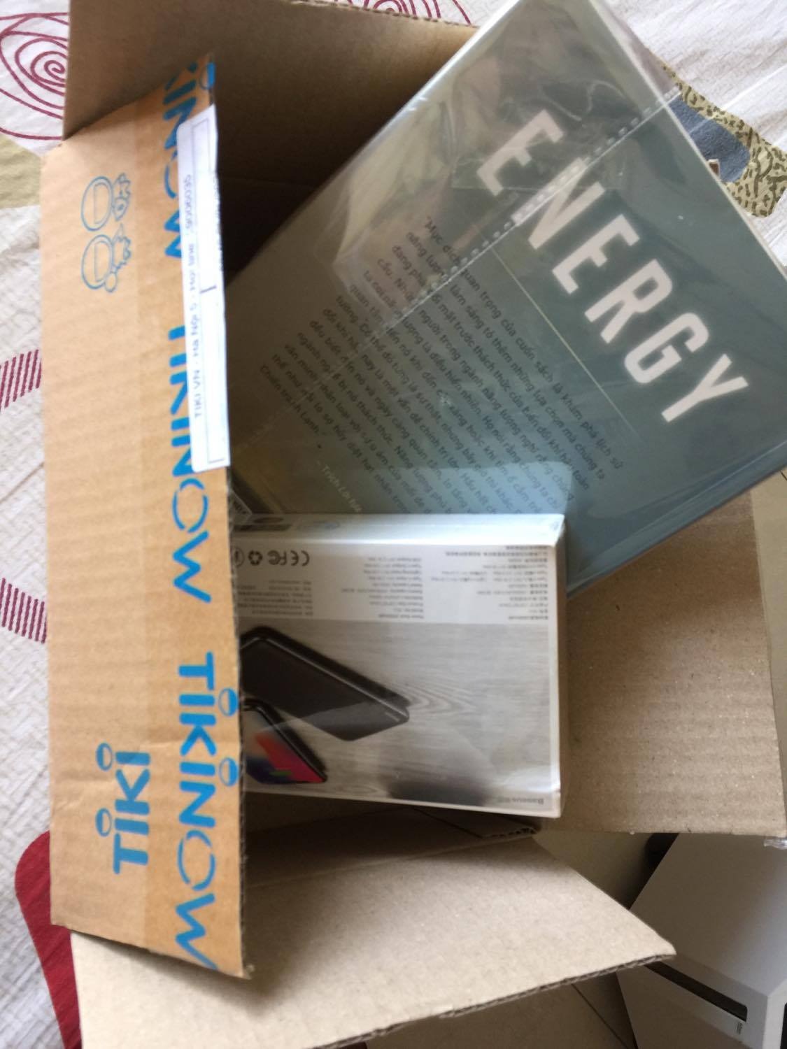 Sách được bao bọc kỹ lưỡng, đóng hộp kín đáo, bảo vệ tốt. Sách mới như lấy từ trên kệ nhà sách xuống