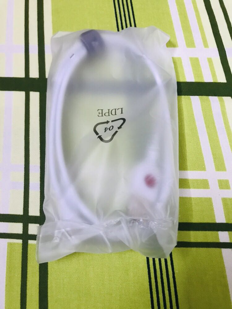 Mình vừa nhận được hàng. Tiki giao hàng đúng hẹn. Đóng gói hàng cẩn thận. Nhưng ko hiểu vì sao hộp có dấu hiệu đã bị mở. Băng keo niêm phong bị cắt. Tem vàng thì vẫn còn nguyên. Bên trong bì ni lông cũng đã bị mở. Mình check mã code thì đúng hàng thật và mới được check lần đầu. Tiki có thể giải thích dùm mình vì sao được ko ạ?!
Còn dây sạc nhìn cứng cáp, dày dặn. Cắm máy sạc ổn. Chờ dùng một thời gian xem thế nào. Mình vừa nhận được hàng. Tiki giao hàng đúng hẹn. Đóng gói hàng cẩn thận. Nhưng ko hiểu vì sao hộp có dấu hiệu đã bị mở. Băng keo niêm phong bị cắt. Tem vàng thì vẫn còn nguyên. Bên trong bì ni lông cũng đã bị mở. Mình check mã code thì đúng hàng thật và mới được check lần đầu. Tiki có thể giải thích dùm mình vì sao được ko ạ?!
Còn dây sạc nhìn cứng cáp, dày dặn. Cắm máy sạc ổn. Chờ dùng một thời gian xem thế nào.