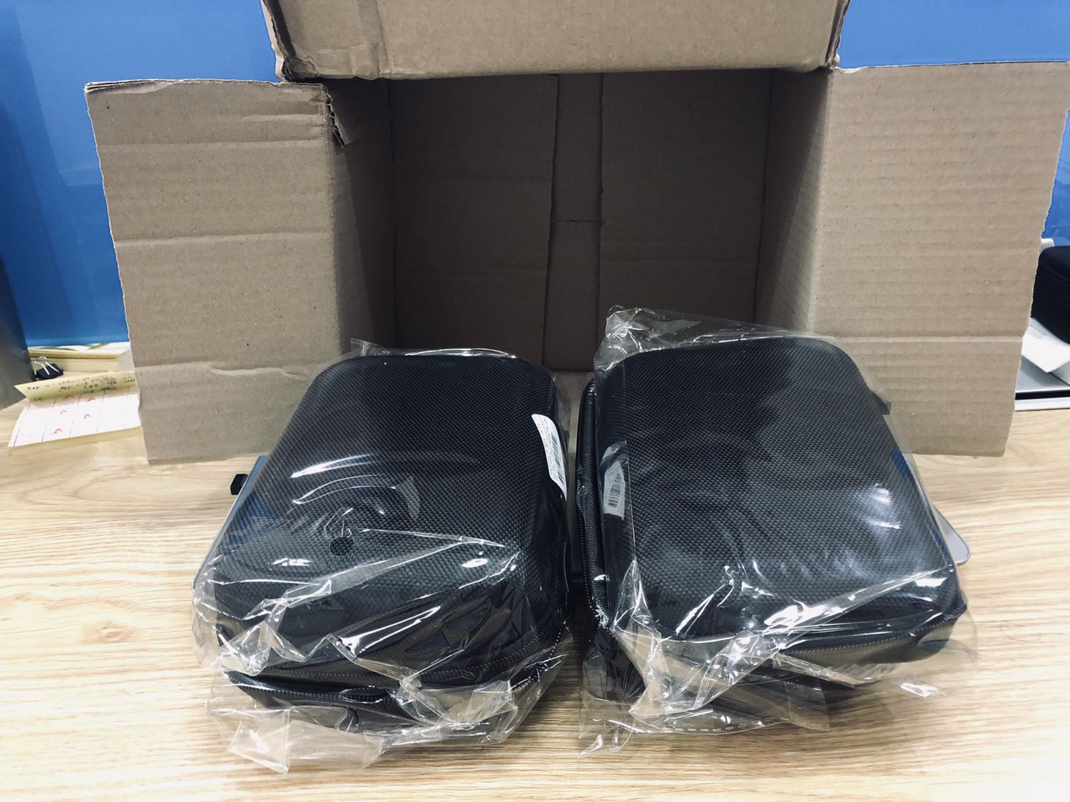 Sản phẩm chất lượng tốt, rộng rãi nhưng hơi dày, chỉ tiện bỏ vào balo đi du lịch, chứ bỏ vào cặp táp đi làm thì cộm lắm, nên tuỳ theo nhu cầu của mỗi người, còn về chất lượng thì khỏi bàn cãi trong tầm giá. Tiki giao hàng nhanh hơn dự kiến và vẫn là đóng hộp quá to so với sản phẩm. Nhận hàng mới nguyên seal. Đánh giá 5 sao!