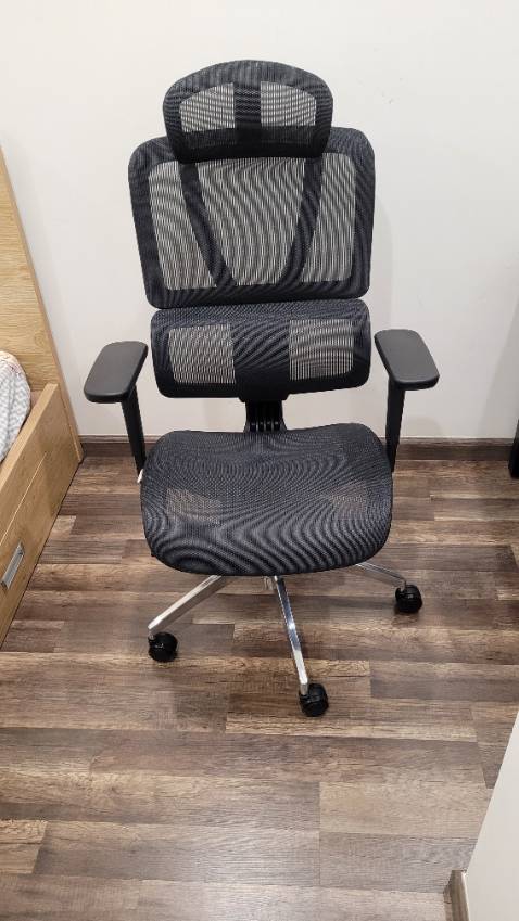 Xét về chi tiết thì vẫn còn nhựa thừa và chỉ thừa nhưng về tổng thể thì vẫn rất tốt so với mức giá này. Loại full lưới cảm giác ngồi thoáng hơn đệm mút, nhưng với những bạn dáng người to thì ngồi lâu có thể bị đau do đùi bị cấn vào vành lưới, đây là điểm trừ của hầu hết các ghế lưới chứ không riêng gì ghế này. Nên cân nhắc chọn giữa 2 loại này.
Ghế mình có chút lỗi nhỏ nên mình có yêu cầu bảo hành và đổi sang đệm mút thì shop hỗ trợ mình rất nhanh, 30p sau nhận được hàng liền. Uy tín và chất lượng cao