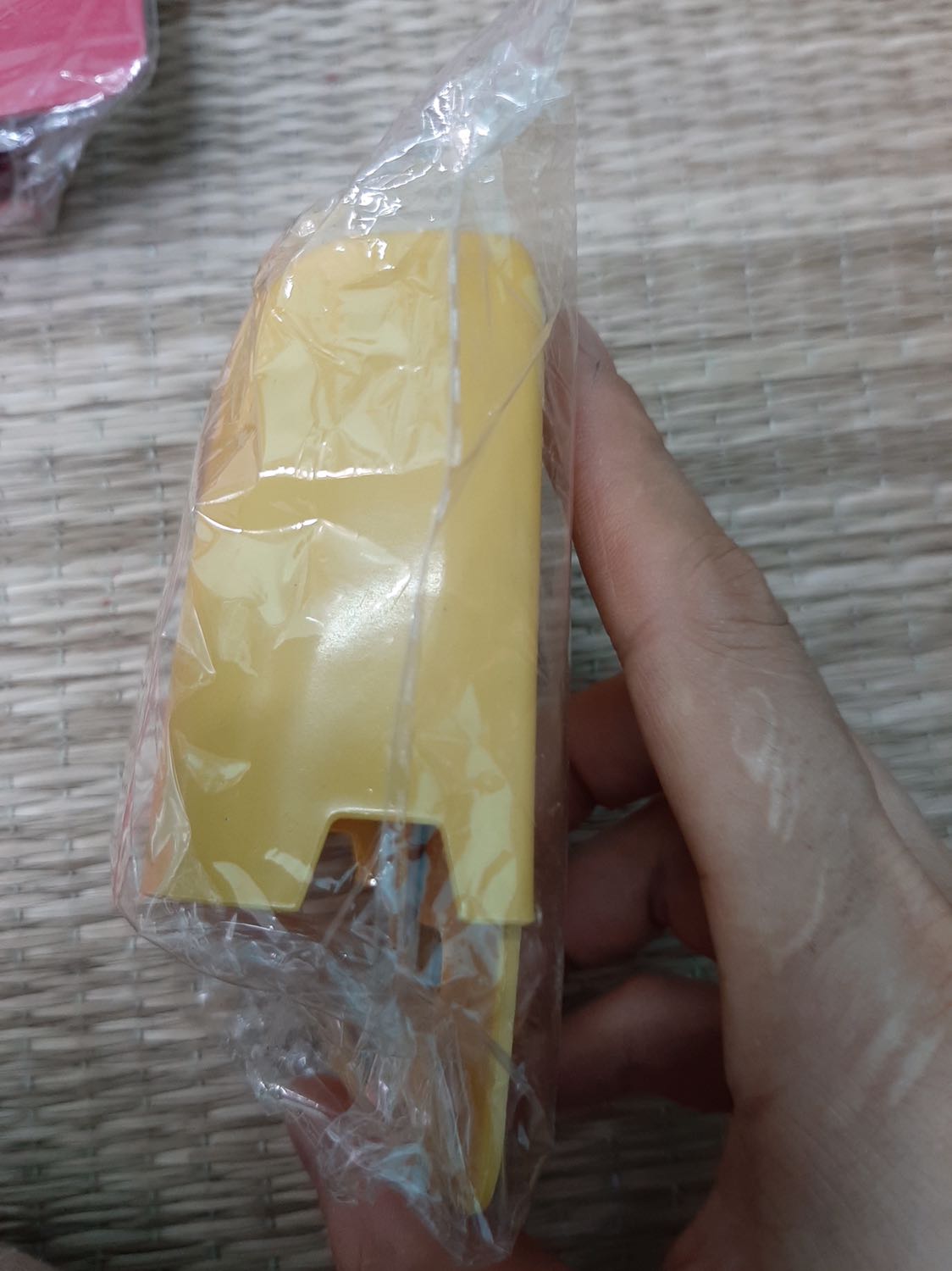 Sản phẩm như hình giới thiệu nhưng màu thì sặc sỡ quá. Màu này chỉ hợp với treo ở bếp thôi. Mình trừ shop 1* về màu...