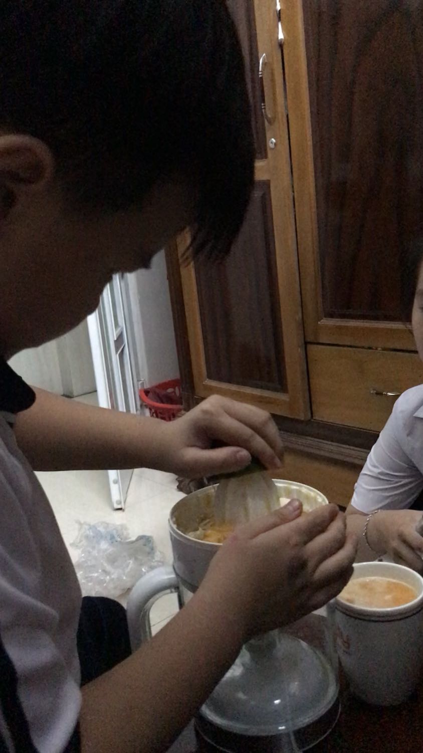 Mình chưa hài lòng về khâu chọn kiếm tra hàng trước khi gửi, phít cắm sắp gãy mà vẫn để gửi cho khách, máy ổn nhưng vắt nước cam chảy ra ngoài chứ không tự vào bình chứa của máy. Trẻ con làm không tiện