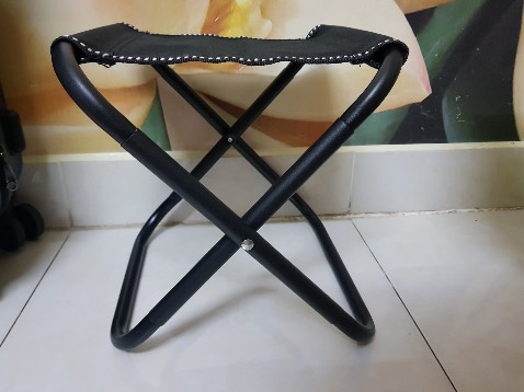 Ghế giống như quảng cáo, gấp gọn và tiện lợi, ghế cũng rất chắc chắn. Mình đặt 1 size lớn và 1 size nhỏ, cái size nhỏ thì phù hợp hơn vì nhỏ gọn và nhẹ hơn, tháo lắp cũng đơn giản nhanh chóng nhẹ nhàng hơn. Còn cái size lớn bị cũ gỉ sét nhẹ vài chỗ nối lắp cũng như bị móp nhẹ nên việc tháo lắp hơi cứng hơi khó xíu, phải dùng lực nhiều cũng như nặng hơn và ko tiện bỏ túi như cái nhỏ (còn lại đều rất OK). Giao nhanh, gói kỹ, shipper nhiệt tình thân thiện, Thanks all