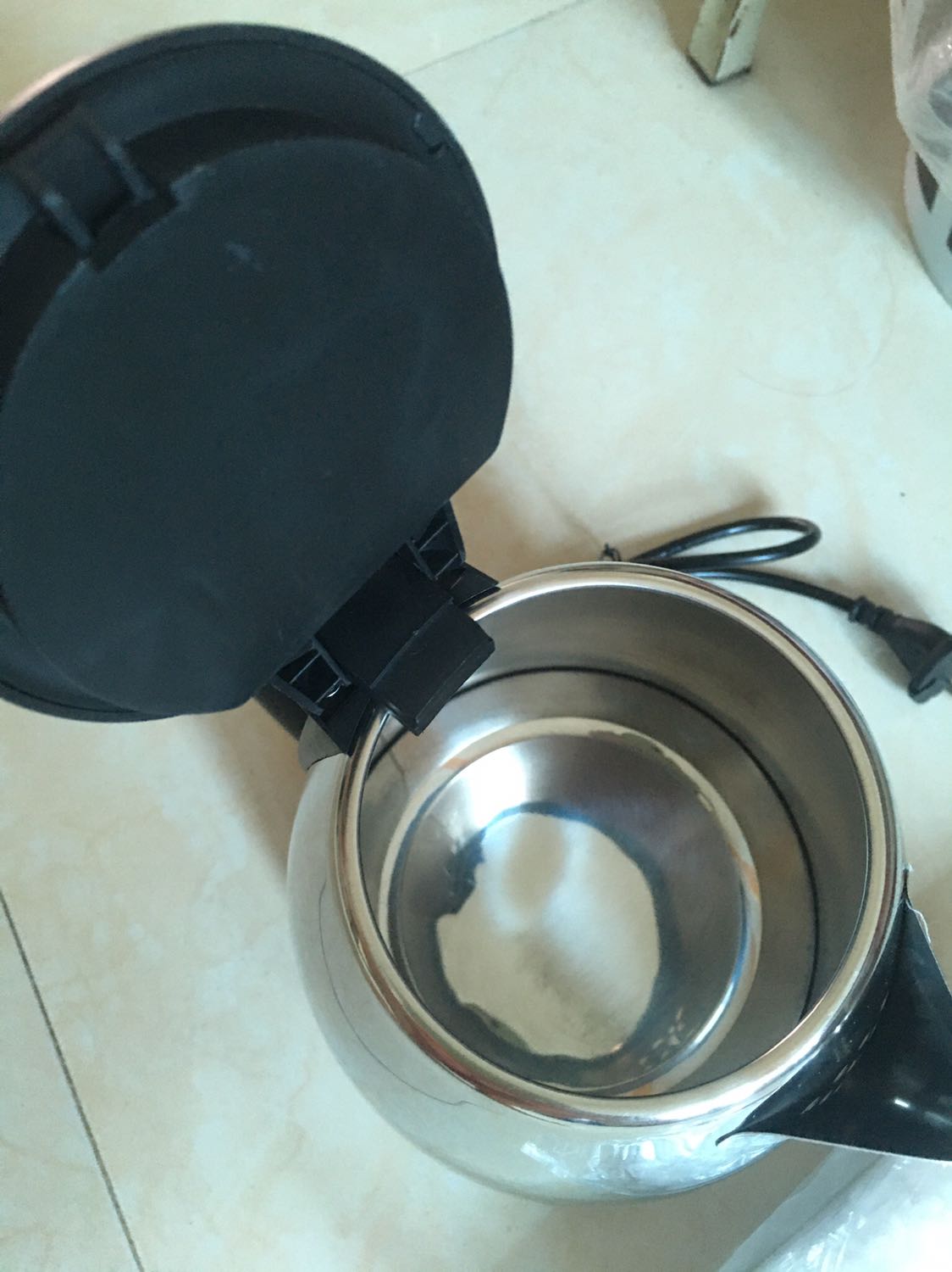 Tiki giao hàng nhanh! Mình mua đồ của Sunhouse nhiều rồi! Giá cạnh tranh, mẫu mã đẹp, giao nhanh! Mê khoản này!
   Ấm đẹp, sáng bóng. Mới nên hơi có mùi nhựa nhẹ! Mình cắm thử 1 ít nước và bỏ đi thì thấy đỡ mùi hơn nhiều! Cắm 1 ấm đầy 1.8 lít mất 6 phút thì sôi nhé mọi người! 
   Nắp mở cảm giác nhẹ nhàng là được ! Nói chung ổn! Độ bền thì dùng 1 thời gian nữa mới biết được nè! Mà đồ của Sunhouse chắc ok! Hì