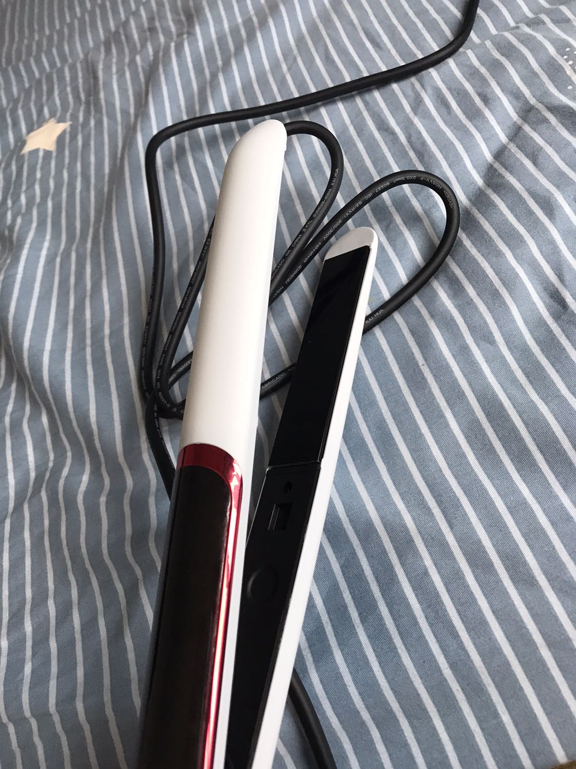 Máy khá ổn so vs giá tiền mình rất ưng nhưng mà kẹp vô tóc hơi khô tóc với lại cầm ngây cái đầu nó hơi nóng xíu còn chất lượng thì dùng lâu mới bt đc 😁😁