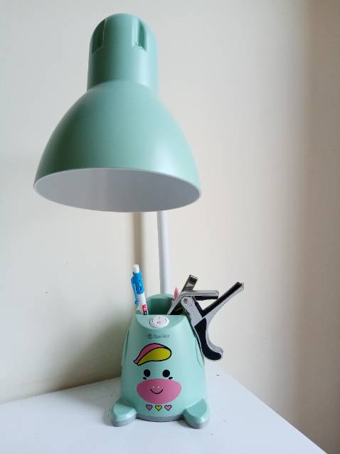 Đèn sáng, cần đèn dài giúp điều chỉnh không bị chói mắt. Màu xanh ngọc nhã nhặn, hình vẽ dễ thương. Hàng Việt giá tốt. Được tặng ổ cắm điện cùng thương hiệu 5m. Cảm ơn Rạng Đông nhiều.