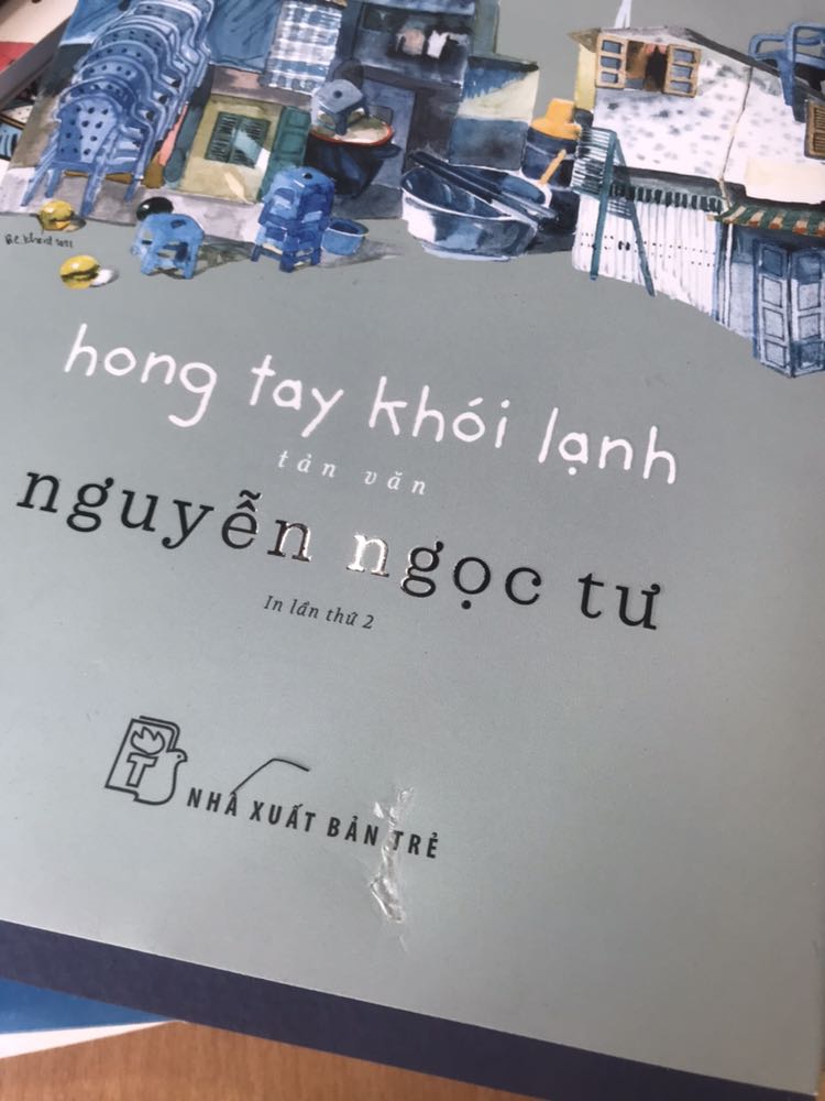 * điểm trừ:
- sách cong hẳn sang một bên nhìn như con tôm, xước đôi chỗ
- tiki bây giờ xịn xò quá bonus cho hẳn cái dính dính chỗ tên nhà xuất bản luôn =)))) bóc không ra mà còn bị xước
* điểm cộng
- giá sale rẻ, ổn (50k) giá gốc (90k)
- sách cô Tư nên yên tâm về nội dung
- có bookmark, có bọc sách chống bẩn
 * điểm chưa hài lòng
- sách quá mỏng ( dù biết sách cô Tư là mỏng )

mình cho 2 sao vì sale thì sale chứ không phải cứ sale là được bán sách xước cong cho khách, chê nha

ẢNH CUỐI LÀ KẾT QUẢ CỦA CHIẾC TÓC HAY GÌ GÌ ĐÓ CỦA TIKI NHA MỌI NGƯỜI, CẬY RA THÌ ĐỒNG NGHĨA VỚI VIỆC CÁI BÌA NHÌN NHƯ MỚ GIẺ LAU
