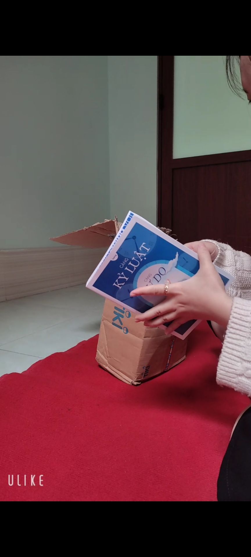 mua nhiều đc tặng Flashcard với bao lì xì, chưa đọc nên chưa biết nội dung hay không nhưng đọc phần gthiệu thấy nội dung ổn, bìa với giấy ok mà có vài cuốn không còn tem bọc sách mới nên xước qtqđ như để cũ lâu lắm  r ( nhưng giá cả sale nên ko đòi hỏi nhiều, bn nào quý sách như vàng thì nên cân nhắc) , điểm trừ là đóng gói qúa tệ ,lúc nhận cái kiện hàng mà hết hồn ,nó te tua móp méo bong keo gần như sắp rơi sách ra ngoài r!! khách hàng bỏ tiền ra mua sách chứ ko phải xin ạ nên mong shop cân nhắc cẩn thận khi đóng gói vì mình đọc thấy nhiều bạn nhắc shop vđề này r mong shop cải thiện. Mong shop thông cảm cho mấy lời góp ý của mình, c.ơn shop đã đọc