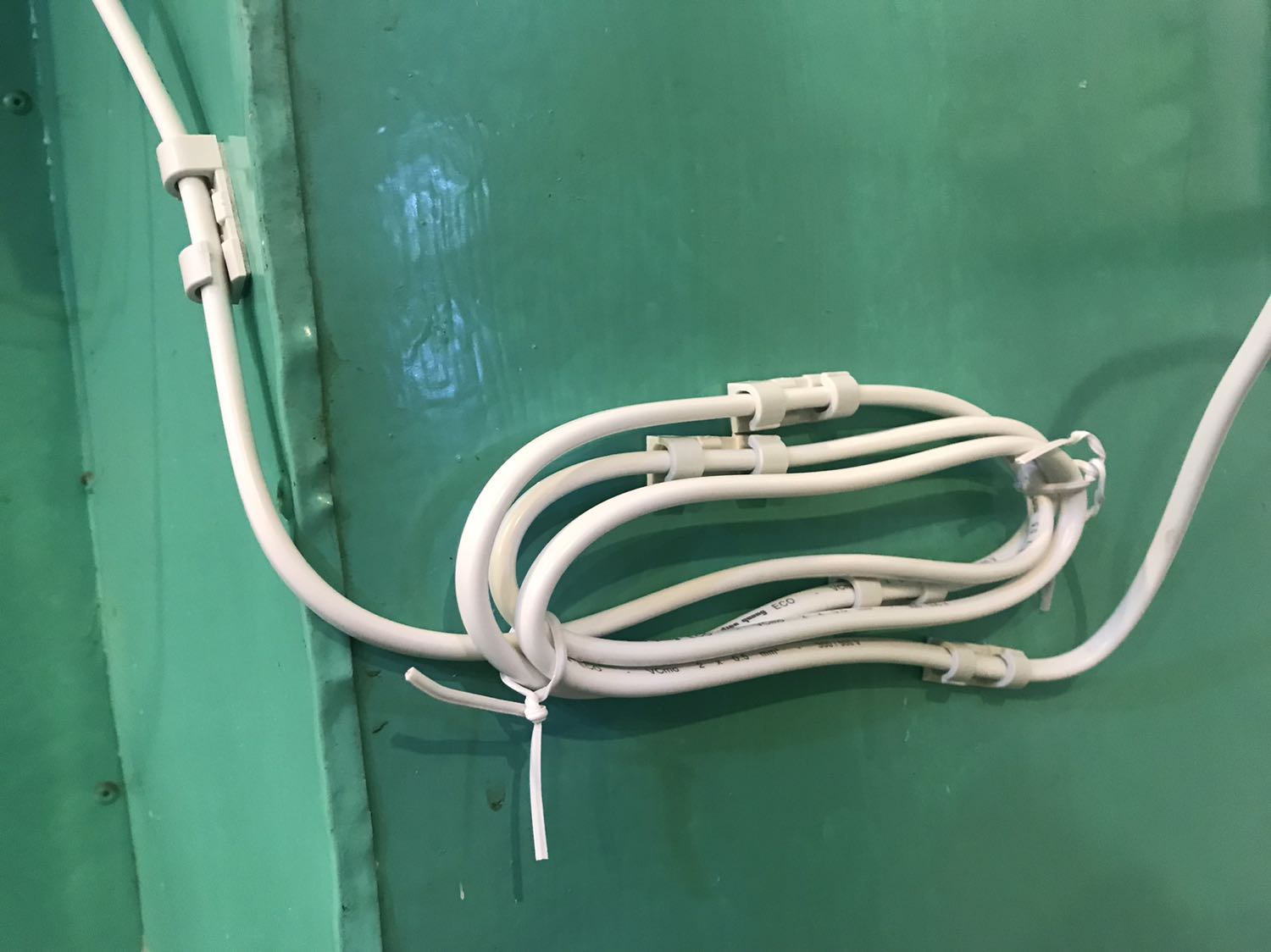 Rất tiện, sử dụng keo 2 mặt 3M, độ dính tạm được, dính được vào tường sơn nhám không rớt. Điểm trừ duy nhất là bề mặt móc nhựa lại không ăn keo, đinh yếu - khi rớt thì chích keo 502 cho khỏi rớt nữa. Kết quả khi cố định dây rất khả quang :D