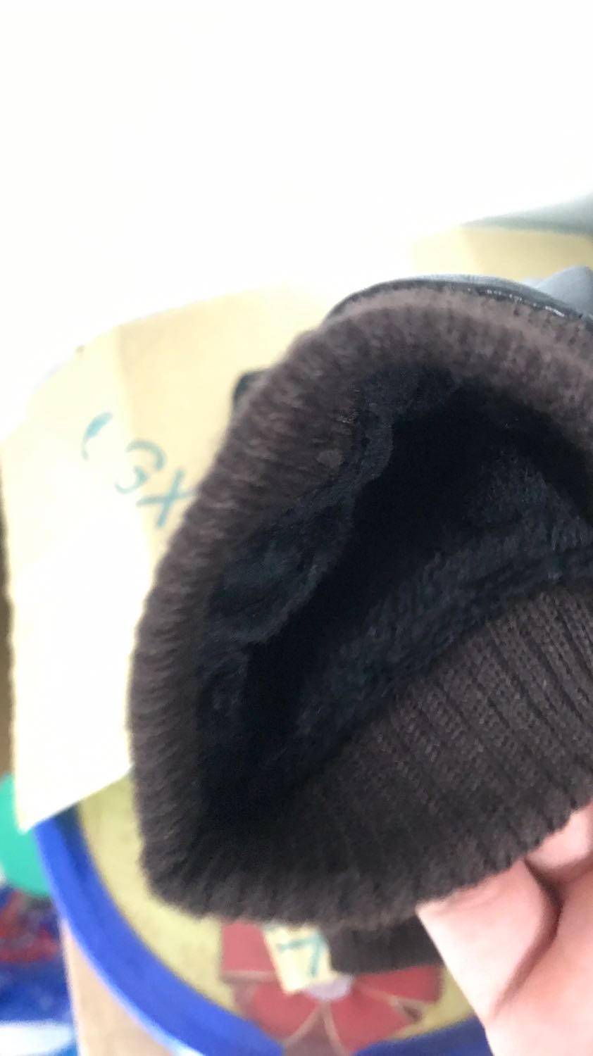 Găng tay da quá chất luôn. Chắc chắn, độ co giãn cao. Lớp nhung lông bên trong tạo cảm giác đeo bó sát từng ngón, rất ấm vào không có cám giác bị vướng bỏi các mép da thừa. Dùng quá là ok luôn. Sản phẩm đáng mua.