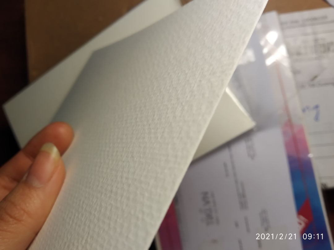 tiki giao hàng nhanh, chị shipper nhiệt tình lắm luôn, 3 tệp giấy được đóng gói chắc chắn, giấy dày