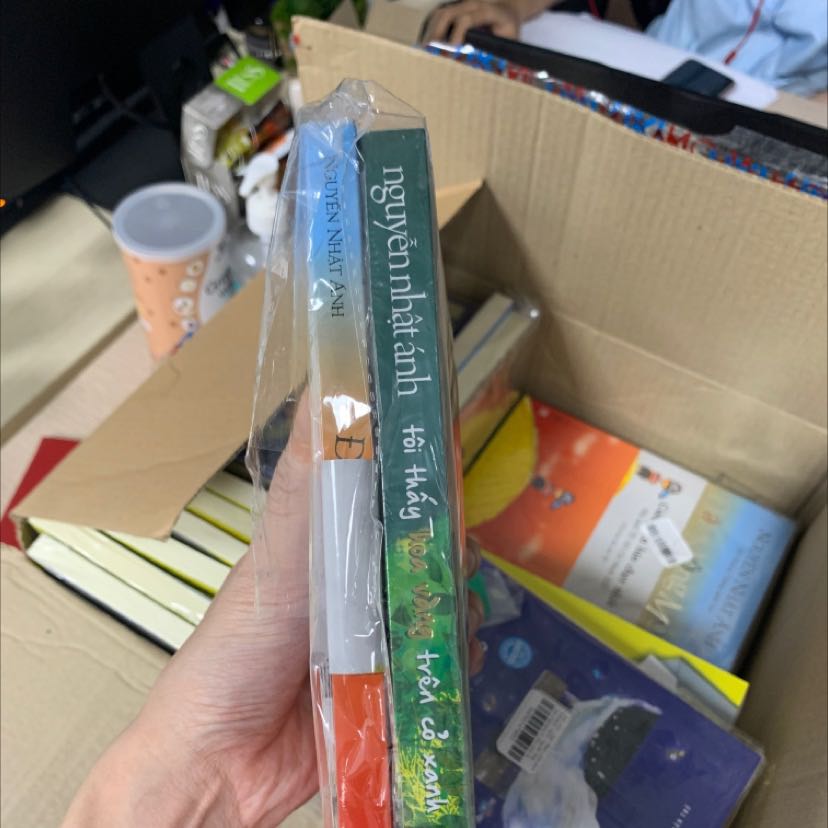 Hàng đẹp đóng gói cẩn thận có bao màng, có đủ quà đính kèm, mình cần mua số lượng nhiều với gấp mà tìm mãi các nền tảng không có. Mà sách chuẩn nhé.