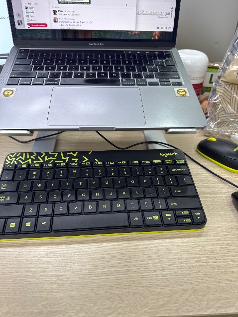 Dùng sieu chan lun ạ, con chuột thì xoay qua xoay lại ko nhạy bán phím thì khó đánh. Cầm sờ như hàng mã, mua xong mah mình phải cắm lại con chuột cũ vs ban phim cu để dùng quá chán