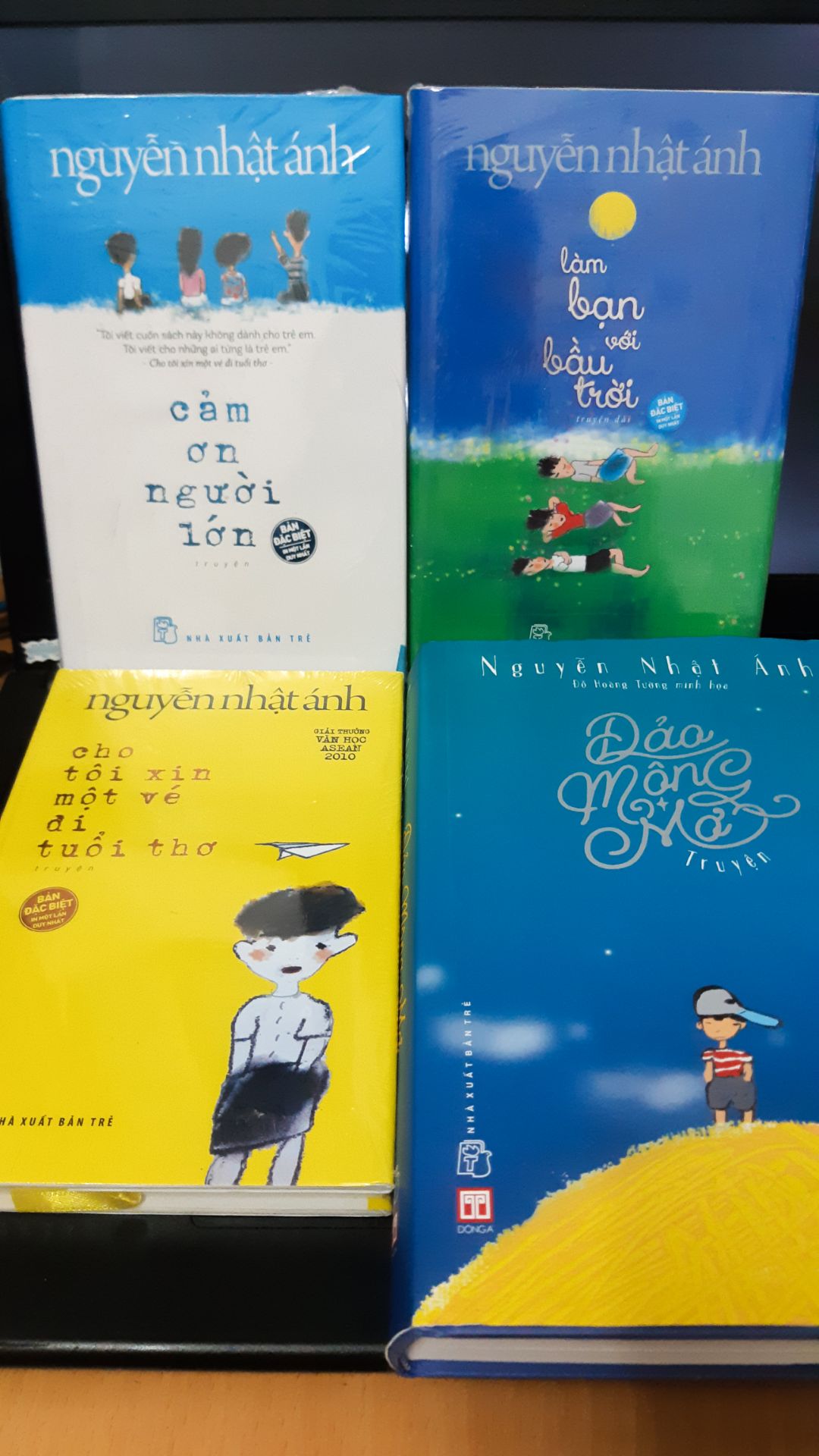 Mình mua cho bạn 10 tuổi đọc, trước khi mua sách cho bạn ấy nghe thử review, sách nói. Phải thích các bạn ấy mới đọc, giúp bạn ấy có thói quen & tình yêu đọc sách. Bạn ấy đọc rồi nói sách đọc cuốn lắm luôn ?