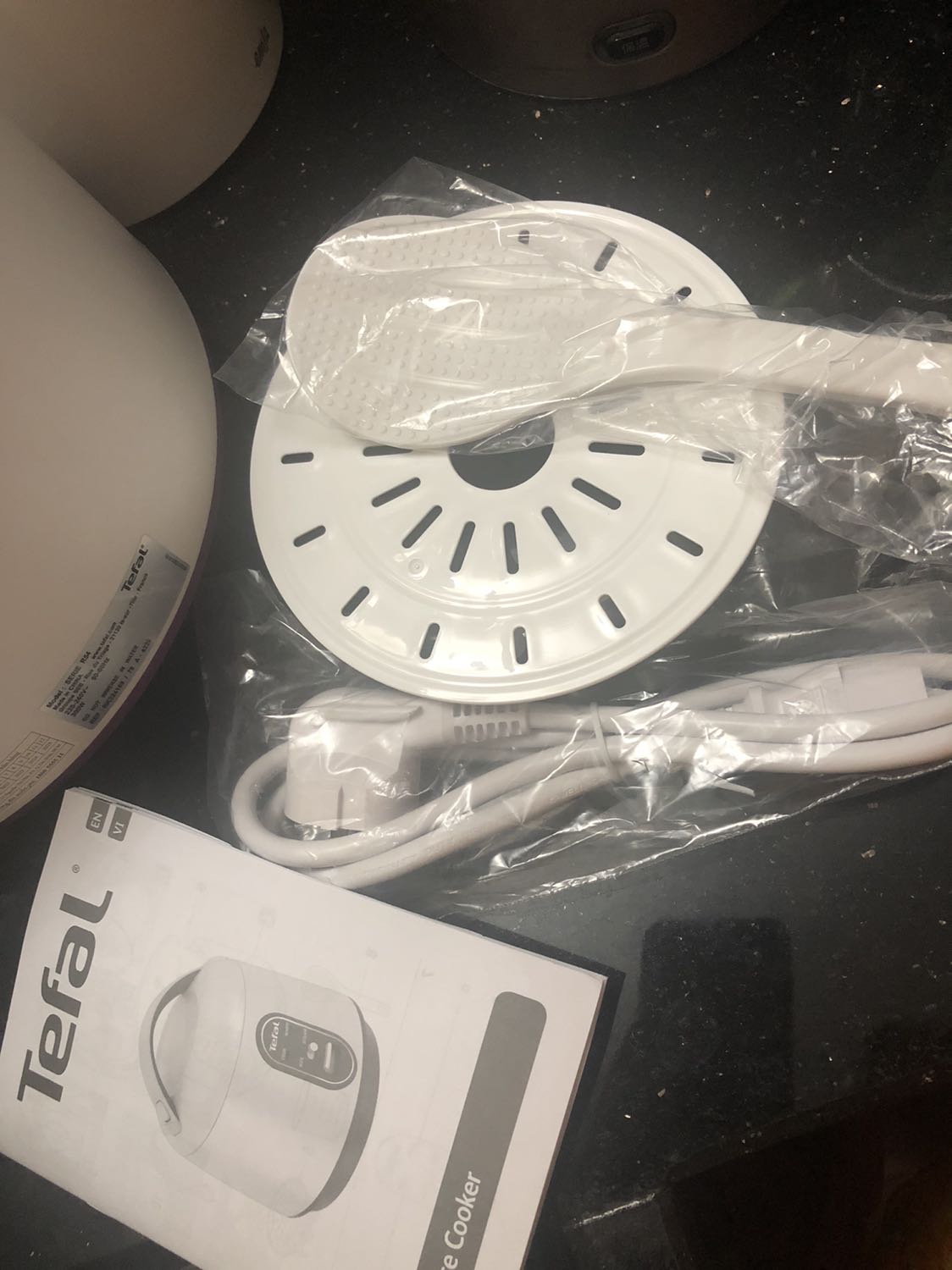 Hàng giao đúng hẹn. Không có hộp carton của tiki bên ngoài hộp tefal. May nồi không bị móp méo gì. Đầy đủ phụ kiện tem mác sản phẩm. Nồi nhỏ xinh trông cũng đẹp, chắc chắn. Mình chưa thử nấu cơm nên chưa biết chất lượng thế nào. Hy vọng cơm cũng ngon.