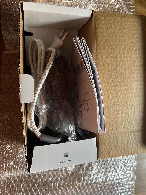 Sản phẩm như hình, mọi tính năng đều tốt như mô tả, chỉ mỗi tội lướt trên vải không mượt cho lắm. Mình cứ phải chặn 2 đầu áo/quần lại để vải không bị kéo theo khi ủi thôi.