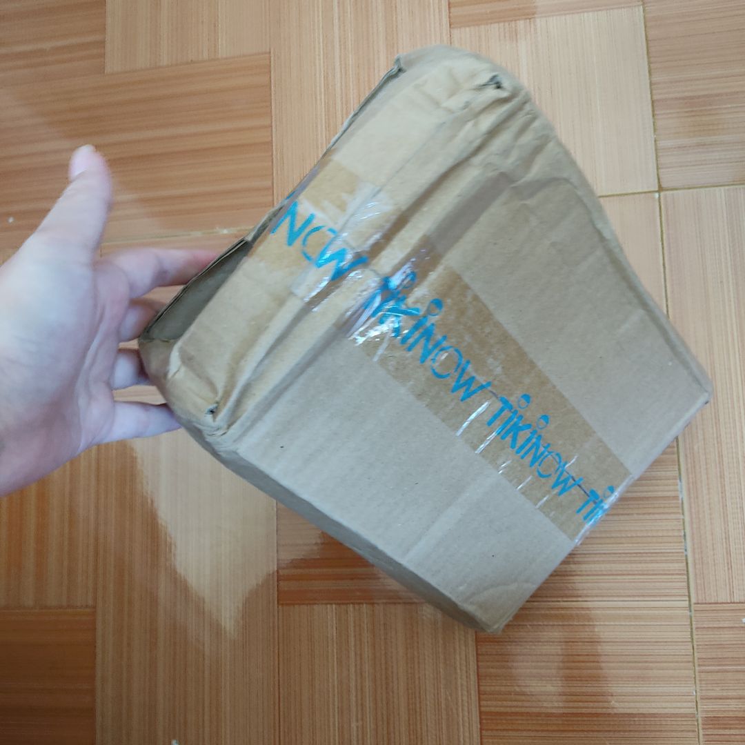 sách bị cong, hộp bị móp, đóng gói ẩu, nhìn khá cũ