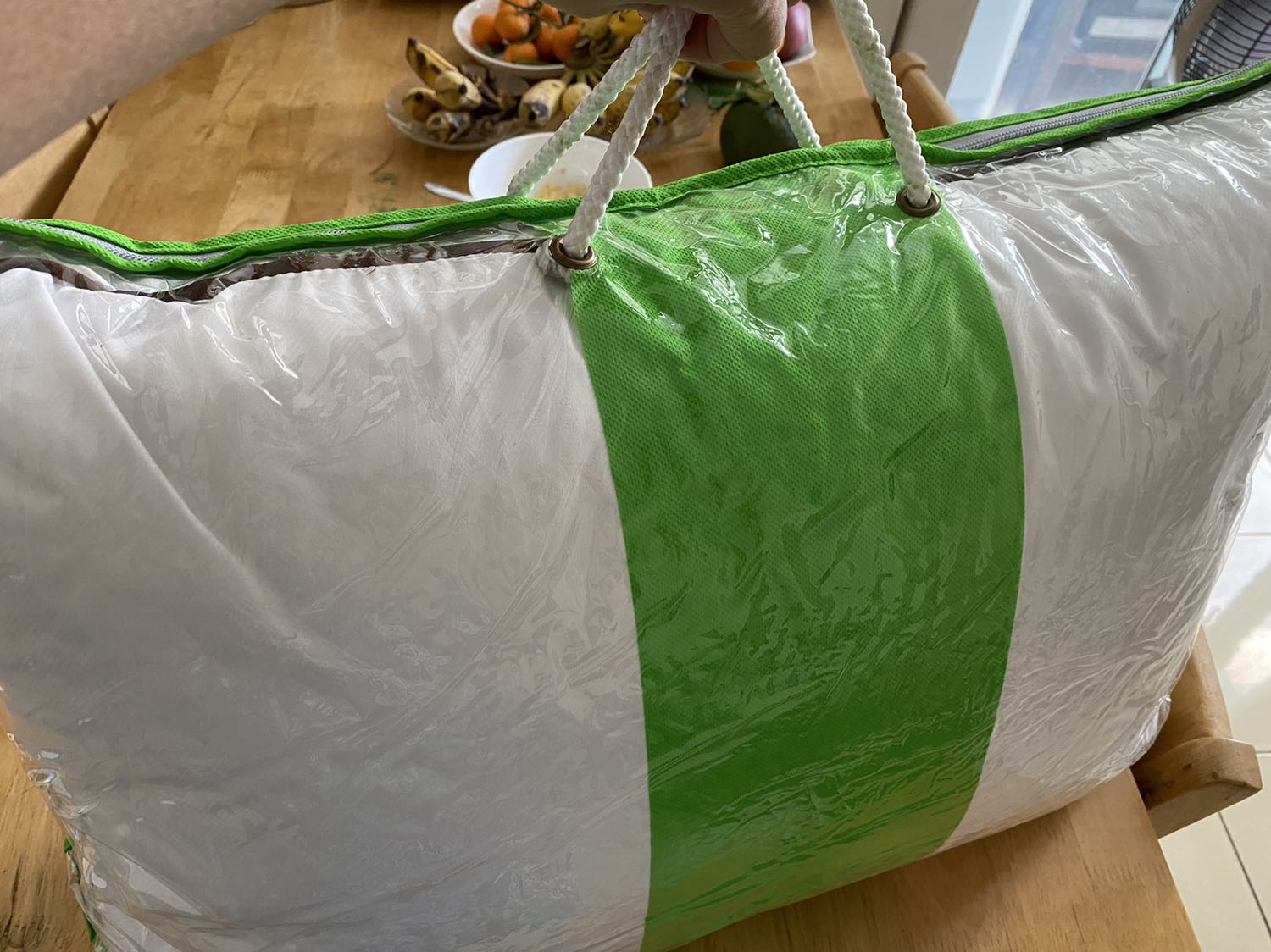 Gối rất êm, dày nhưng vẫn nhẹ, có lớp vải bọc ngoài có thể tháo ra giặt được