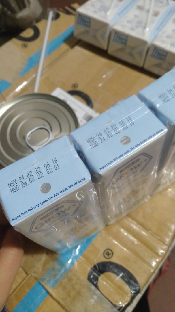 sữa hoàn nguyên ko phải sữa tươi nha MN ! đạm 2.8g ! ít đường date mới ! có tặng kèm hộp sữa ông pack